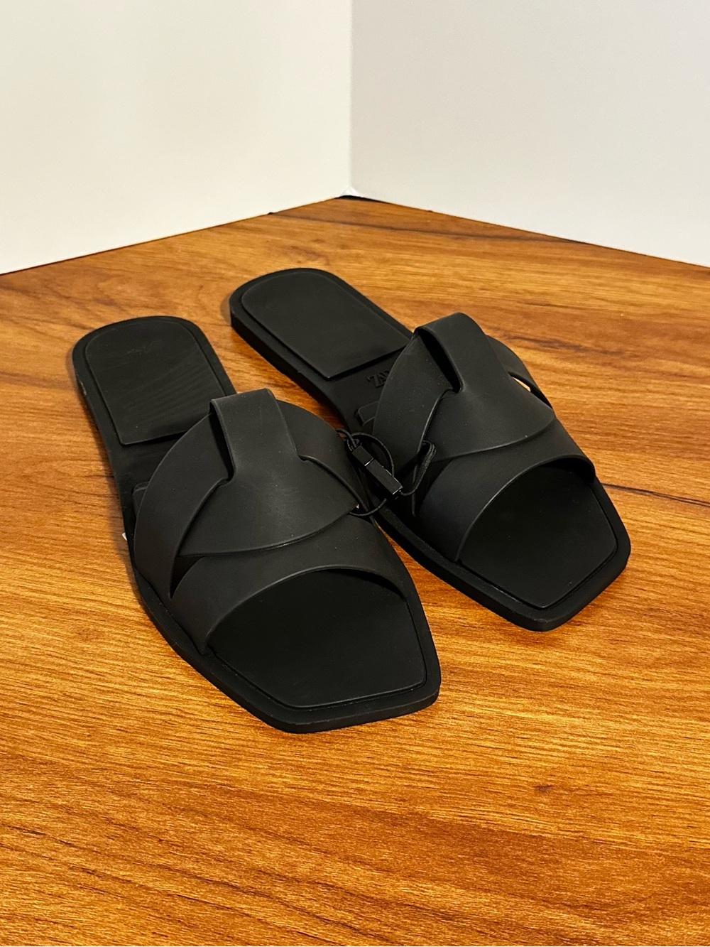 Zara Cross Strap Rubber Sandal